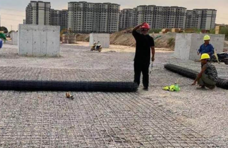 锡林浩特土工格栅铺设前地基要怎么处理?